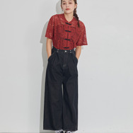 TVアニメ『らんま1/2』× earth music＆ecology Japan Label「チャイナレースシャツ」ボルドー　着用イメージ（C）高橋留美子・小学館/「らんま1/2」製作委員会