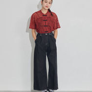 TVアニメ『らんま1/2』× earth music＆ecology Japan Label「チャイナレースシャツ」ボルドー　着用イメージ（C）高橋留美子・小学館/「らんま1/2」製作委員会