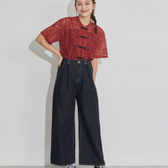 TVアニメ『らんま1/2』× earth music＆ecology Japan Label「チャイナレースシャツ」ボルドー　着用イメージ（C）高橋留美子・小学館/「らんま1/2」製作委員会