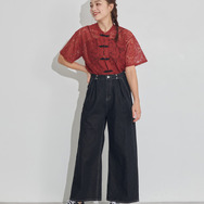 TVアニメ『らんま1/2』× earth music＆ecology Japan Label「チャイナレースシャツ」ボルドー　着用イメージ（C）高橋留美子・小学館/「らんま1/2」製作委員会