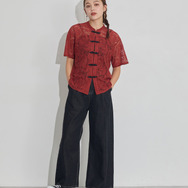 TVアニメ『らんま1/2』× earth music＆ecology Japan Label「チャイナレースシャツ」ボルドー　着用イメージ（C）高橋留美子・小学館/「らんま1/2」製作委員会