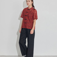 TVアニメ『らんま1/2』× earth music＆ecology Japan Label「チャイナレースシャツ」ボルドー　着用イメージ（C）高橋留美子・小学館/「らんま1/2」製作委員会