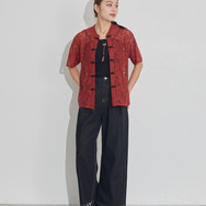 TVアニメ『らんま1/2』× earth music＆ecology Japan Label「チャイナレースシャツ」ボルドー　着用イメージ（C）高橋留美子・小学館/「らんま1/2」製作委員会