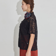 TVアニメ『らんま1/2』× earth music＆ecology Japan Label「チャイナレースシャツ」ブラック　着用イメージ（C）高橋留美子・小学館/「らんま1/2」製作委員会