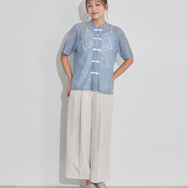 TVアニメ『らんま1/2』× earth music＆ecology Japan Label「チャイナレースシャツ」ライトブルー　着用イメージ（C）高橋留美子・小学館/「らんま1/2」製作委員会