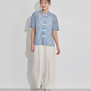 TVアニメ『らんま1/2』× earth music＆ecology Japan Label「チャイナレースシャツ」ライトブルー　着用イメージ（C）高橋留美子・小学館/「らんま1/2」製作委員会