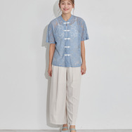 TVアニメ『らんま1/2』× earth music＆ecology Japan Label「チャイナレースシャツ」ライトブルー　着用イメージ（C）高橋留美子・小学館/「らんま1/2」製作委員会