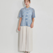 TVアニメ『らんま1/2』× earth music＆ecology Japan Label「チャイナレースシャツ」ライトブルー　着用イメージ（C）高橋留美子・小学館/「らんま1/2」製作委員会