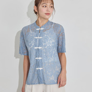 TVアニメ『らんま1/2』× earth music＆ecology Japan Label「チャイナレースシャツ」ライトブルー　着用イメージ（C）高橋留美子・小学館/「らんま1/2」製作委員会