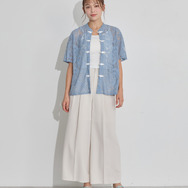 TVアニメ『らんま1/2』× earth music＆ecology Japan Label「チャイナレースシャツ」ライトブルー　着用イメージ（C）高橋留美子・小学館/「らんま1/2」製作委員会