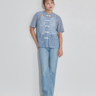 TVアニメ『らんま1/2』× earth music＆ecology Japan Label「チャイナレースシャツ」ライトブルー　着用イメージ（C）高橋留美子・小学館/「らんま1/2」製作委員会