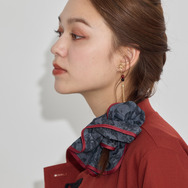 TVアニメ『らんま1/2』× earth music＆ecology Japan Label「ビッグシュシュ」ブラック　着用イメージ（C）高橋留美子・小学館/「らんま1/2」製作委員会