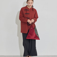 TVアニメ『らんま1/2』× earth music＆ecology Japan Label「チャイナトートバッグ」ボルドー　使用イメージ（C）高橋留美子・小学館/「らんま1/2」製作委員会