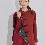 TVアニメ『らんま1/2』× earth music＆ecology Japan Label「チャイナトートバッグ」ボルドー　使用イメージ（C）高橋留美子・小学館/「らんま1/2」製作委員会