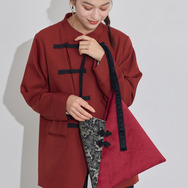 TVアニメ『らんま1/2』× earth music＆ecology Japan Label「チャイナトートバッグ」ボルドー　使用イメージ（C）高橋留美子・小学館/「らんま1/2」製作委員会