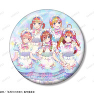 TVスペシャルアニメ『五等分の花嫁＊』POP UP STORE in ロフト　BOX購入特典「描き下ろし 集合 A メルヘンメイドver. 75mmホログラム缶バッジ イベント限定特典」（C）春場ねぎ・講談社／「五等分の花嫁＊」製作委員会