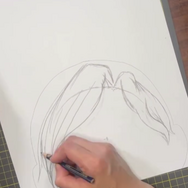 髪型を再現すべく紙に絵を描いていく／YUIさん提供