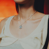 作中に登場する「A.T.フィールド」にインスパイアされた八角形のデザイン。（ネックレス 47,300円）