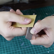 歯の質感を出すためにヤスリをかける