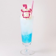 コラボドリンク（全 3 種類）990 円（税込）※画像はイメージです。実際の商品と異なる場合がございます。