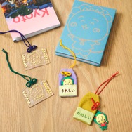 キラキラ絵馬キーチャーム ¥1,290(税込) マスコット付き御守り ¥1,290(税込) 御朱印ノート ¥3,300(税込)