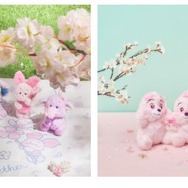 「DISNEY SAKURA COLLECTION 2026」ネックピロー＜プーさん＞ 5,300円／保冷バッグ・ポーチ セット 2,000円／ぬいぐるみキーチェーン 各2,600円／レジャーシート 3,000円／ぬいぐるみ＜チップ＞＜デール＞ 各4,000円／ぬいぐるみ＜ドナルドダック＞ 4,400円／ぬいぐるみキーチェーン＜スティッチ＞ 2,800円