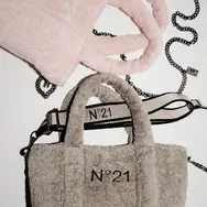 「N21」×「SodateruTOWEL」トートバッグ(税込 各¥20,900)　※ショルダーストラップは別売り ロゴショルダーベルト(税込 ¥11,000)、チェーンショルダーベルト(税込 ¥11,000)