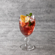 「機動戦士ガンダム 閃光のハサウェイ キルケーの魔女 カフェ」ケネス：サングリア風ドリンク