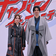 『超宇宙刑事ギャバン インフィニティ』多元地球Λ8018(ラムダ)【左から、入山杏奈・赤羽流河】