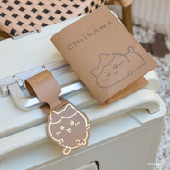 『ちいかわ』パスポートケース、レザー風ストラップ（C）nagano