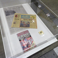 撮影で使用された小道具の展示（東京コミコン2025での展示の様子 ※博多マルイでの展示方法は異なります）