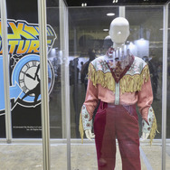 撮影で使用された小道具の展示（東京コミコン2025での展示の様子 ※博多マルイでの展示方法は異なります）