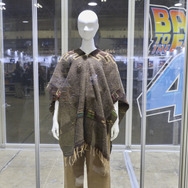 撮影で使用された小道具の展示（東京コミコン2025での展示の様子 ※博多マルイでの展示方法は異なります）