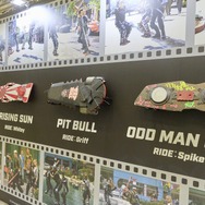 撮影で使用された小道具の展示（東京コミコン2025での展示の様子 ※博多マルイでの展示方法は異なります）