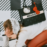 HELLO KITTY×VIS「リボンチャームトートバッグ」使用イメージ