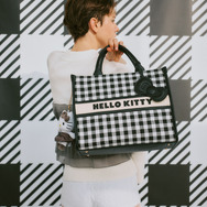 HELLO KITTY×VIS「リボンチャームトートバッグ」使用イメージ