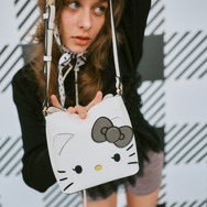 HELLO KITTY×VIS「ダブルフェイスハートカットミニショルダーバッグ」使用イメージ