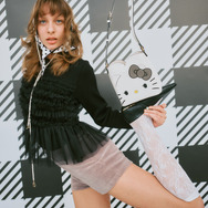 HELLO KITTY×VIS「ダブルフェイスハートカットミニショルダーバッグ」使用イメージ