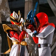 Vシネクスト「ナンバーワン戦隊ゴジュウジャーVSブンブンジャー」左：セイントゴジュウウルフ右：ブンレッド