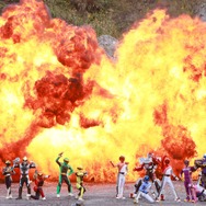 Vシネクスト「ナンバーワン戦隊ゴジュウジャーVSブンブンジャー」左側：ゴジュウジャー集合右側：ブンブンジャー集合