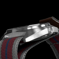 「リコリス・リコイル × KENTEX コラボウォッチ」錦木千束モデル