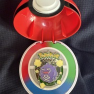 モンスターボールの中のピンバッジ