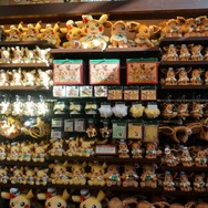 壁一面ずらっと並んだグッズは壮観です