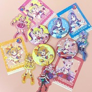 ランダム缶バッジ、ランダムステッカー（クリア）／各390円（税込429円）※ステッカーはよりどり2点で390円（税込429円）