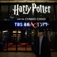 TBS 赤坂 ACT シアター前で記念撮影する小野賢章