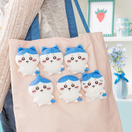 「ハチワレだらけくじ」E賞：てくてく全身ぬいぐるみバッジ