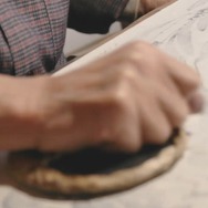 「摺り」：顔料が織りなす立体的な深み