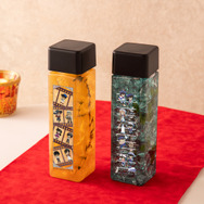 「名探偵コナンカフェ」ボトルドリンク レトロver.（左）とボトルドリンク マリンver.