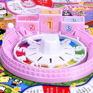 サンリオ × 推し活 × 人生ゲーム 「サンリオキャラクターズ　人生ゲーム」表彰台つきルーレット