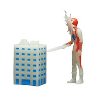 ビルの窓を突く巨人、タローマン。